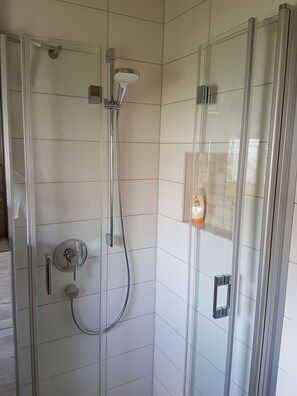 Shower, hair dryer, towels, toilet paper - Beautiful apartment with terrace thoughtful (Fritzlar)