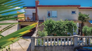 A two-story house with a balcony, a small garden, and a view of the sea. - Nice apartment in Crikvenica with house sea view (Crikvenica)