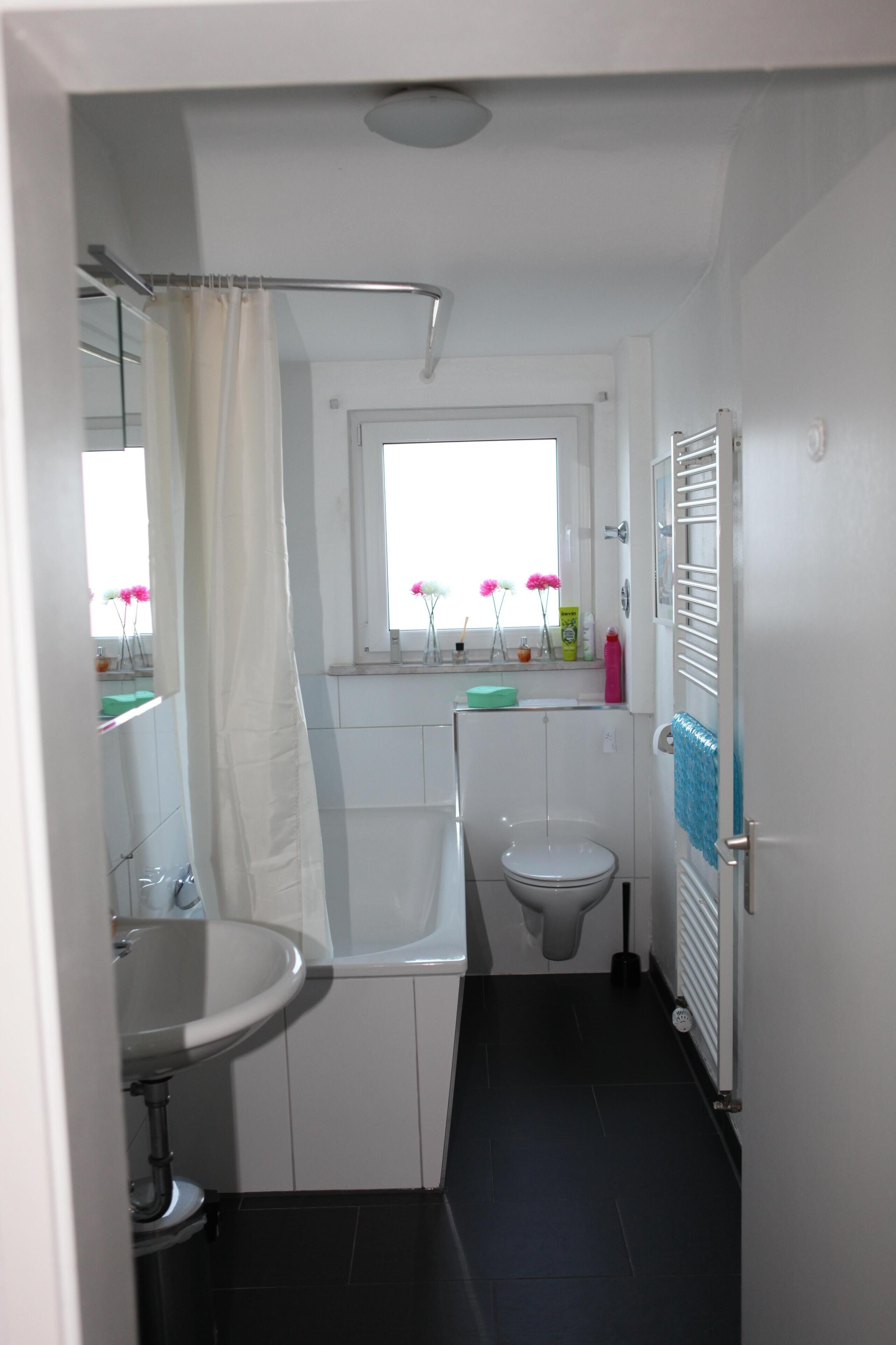 Haartrockner, Handtücher, Seife, Toilettenpapier