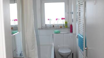 Haartrockner, Handtücher, Seife, Toilettenpapier