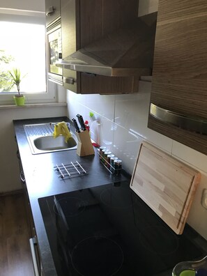 Réfrigérateur, micro-ondes, four, plaque de cuisson