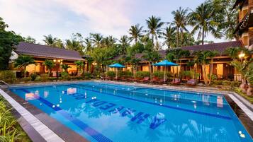 Outdoor pool, pool umbrellas, sun loungers