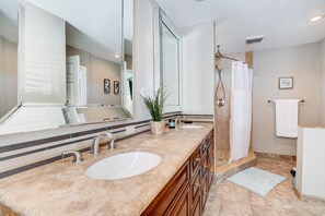Dusche, Haartrockner, Handtücher, Toilettenpapier