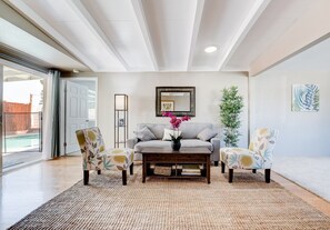 Smart TV, chimenea, reproductor de DVD y libros