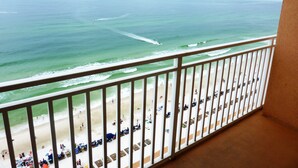 Un balcon avec vue sur la plage et l’océan.