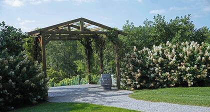 Cottage At Brianza Gardens And Winery