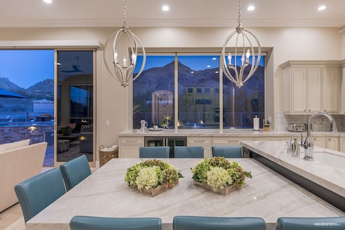 A Sophisticated Desert Contemporary with Iconic Mountain Views