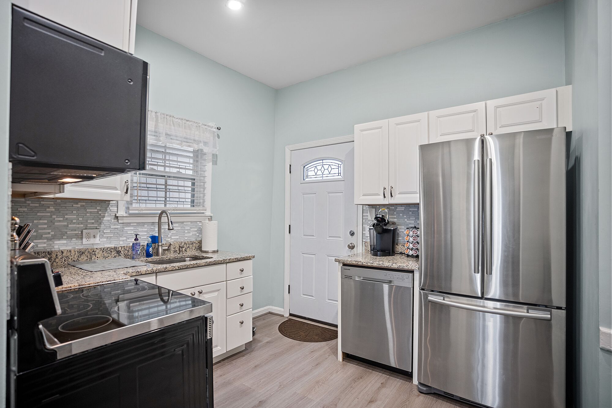 Kjøleskap, mikrobølgeovn, ovn og kokeplater