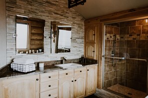 Ensemble douche/baignoire, serviettes fournies, savon, papier toilette