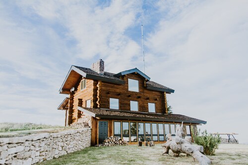 Experience a Unique Wyoming Mountain Retreat - 500 acres just for you!