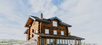 Experience a Unique Wyoming Mountain Retreat - 500 acres just for you!