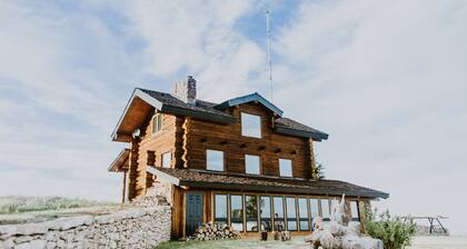 Experience a Unique Wyoming Mountain Retreat - 500 acres just for you!