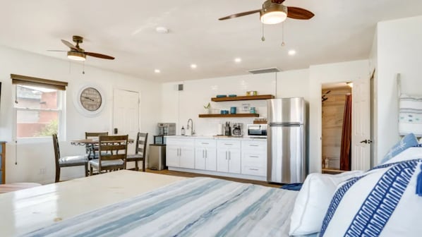 5 bedrooms, in-room safe, desk, iron/ironing board
