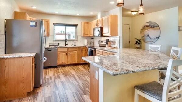 ثلاجة، ميكروويف، فرن، موقد طهي مسطح