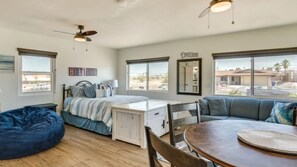 5 soverom, safe på rommet, skrivebord og strykejern/-brett