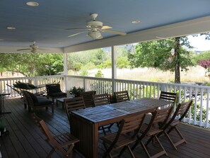 Outdoor dining - 19-Acre Russian River Wine Country Retreat, Private Beaches, beautiful house (Cloverdale)