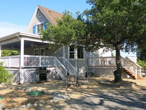 Outdoor dining - 19-Acre Russian River Wine Country Retreat, Private Beaches, beautiful house (Cloverdale)