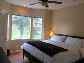 3 bedrooms, desk, iron/ironing board, free WiFi