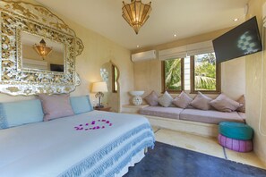 4 bedrooms, in-room safe, blackout curtains, iron/ironing board - Luxury seafront villa in center of town. (Sayulita)