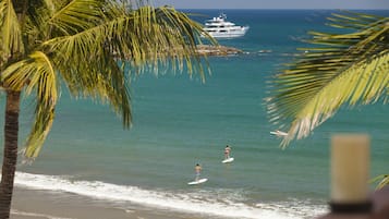 Rannalla, aurinkotuoleja, rantapyyhkeitä