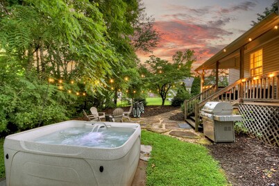 Blue Ridge- Hot Tub - EV Outlet -Outdoor Oasis