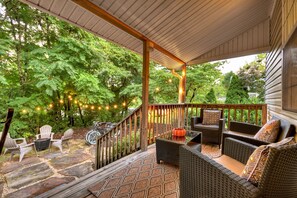 Terrace/patio - Blue Ridge- Hot Tub - EV Outlet -Outdoor Oasis (Blue Ridge)