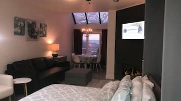 Iron/ironing board, travel cot, WiFi, bed sheets