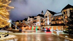 Un hotel de estilo europeo tradicional con varios pisos, un patio central y una torre destacada.