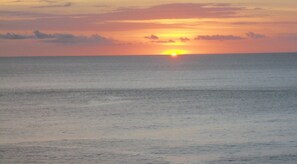 Aan het strand, ligstoelen aan het strand, strandlakens