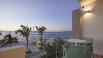 Design suite, 1 slaapkamer, keuken, aan het strand | Balkon