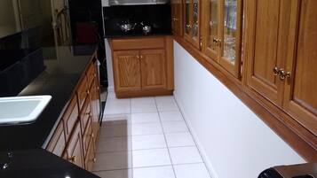 Grand réfrigérateur, micro-ondes, plaque de cuisson, lave-vaisselle