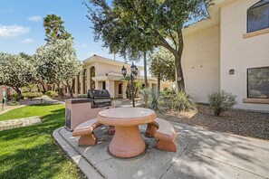Outdoor dining - Near Westgate, Cozy Arizona Oasis Gated Community - Heated Pool + Gym + Juzzi (Phoenix)
