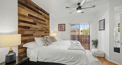 Prime Location! Stylish 2BR Desert Breeze Retreat with Pool - jacuzzi- Gym
