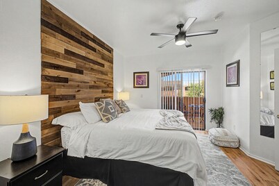 Prime Location! Stylish 2BR Desert Breeze Retreat with Pool - jacuzzi- Gym