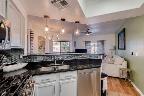  Remodelado! Resort Living- cerrada, 2 BR- piscina climatizada !! Desierto Breeze Condo 