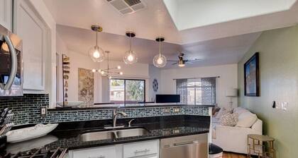 Remodelado! Resort Living- cerrada, 2 BR- piscina climatizada !! Desierto Breeze Condo