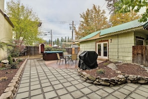 Outdoor dining - Quaint Renovated Cottage In Downtown Leavenworth - Private, Fenced Yard (Leavenworth)