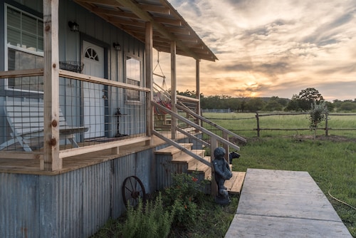 Cozy secluded cottage while still being able to enjoy everything in town. 