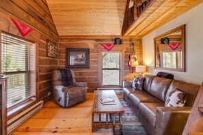 Living area - Lovers paradise 15 Min from Rome Georgia!  Lower Rates! (Cave Spring)