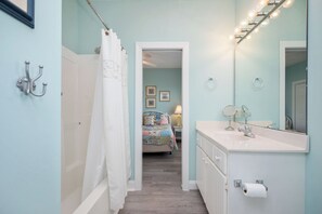 Towels - Beach Joy: Bright, Ocean View Home Close to Beach, Splash Pad (Oak Island)