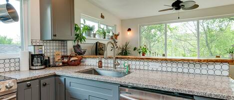 冷蔵庫、電子レンジ、オーブン、コンロ