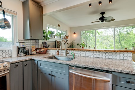 Fridge, microwave, oven, stovetop. 2-bedroom vacation home 10 minutes to Downtown Asheville