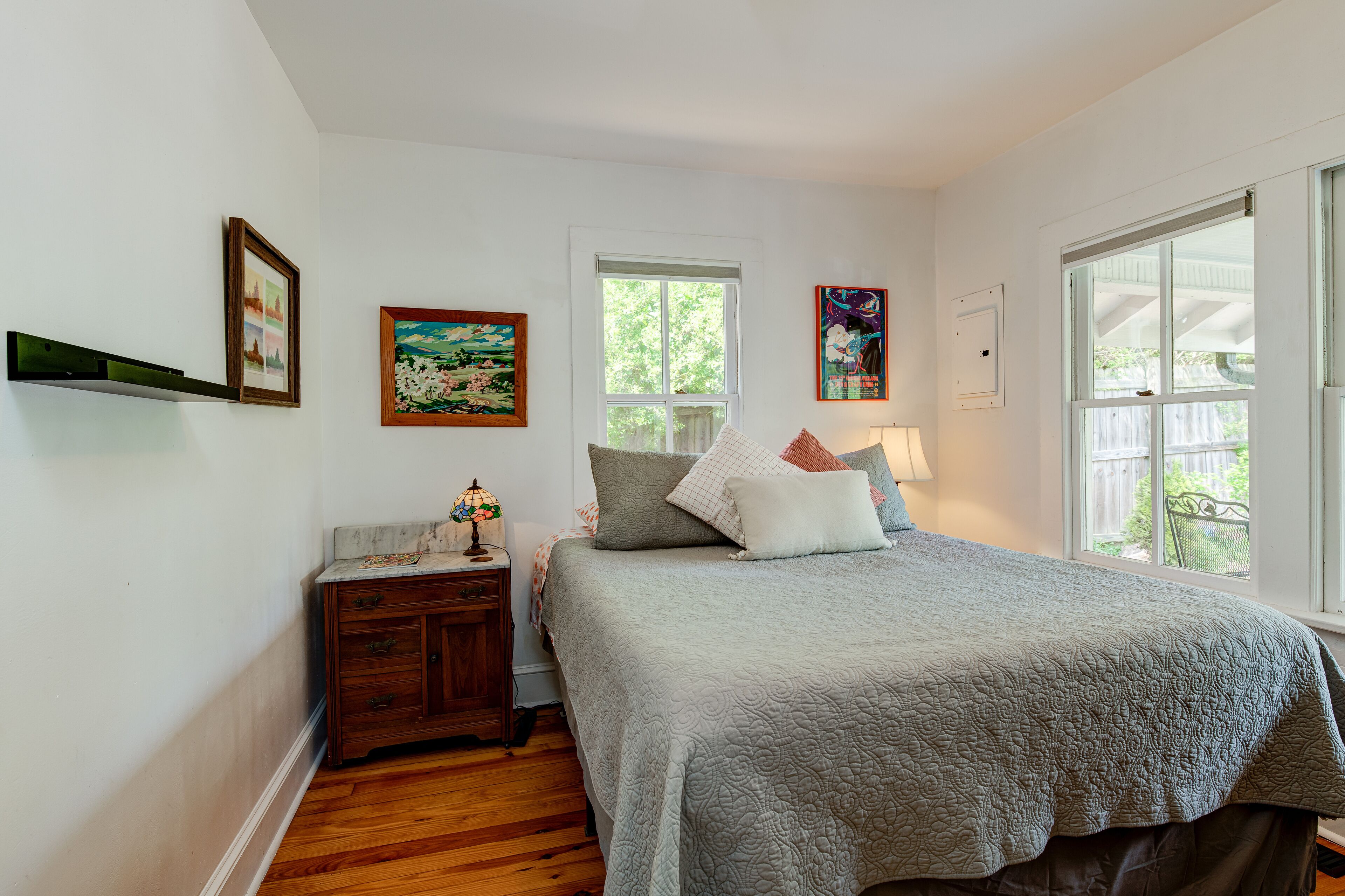 2 bedrooms, desk, iron/ironing board, WiFi