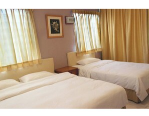 Quarto superior | Escrivaninha, ferros/tábuas de passar roupa, roupa de cama