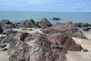 Na praia, prática de pesca