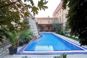 Una piscina al aire libre de temporada