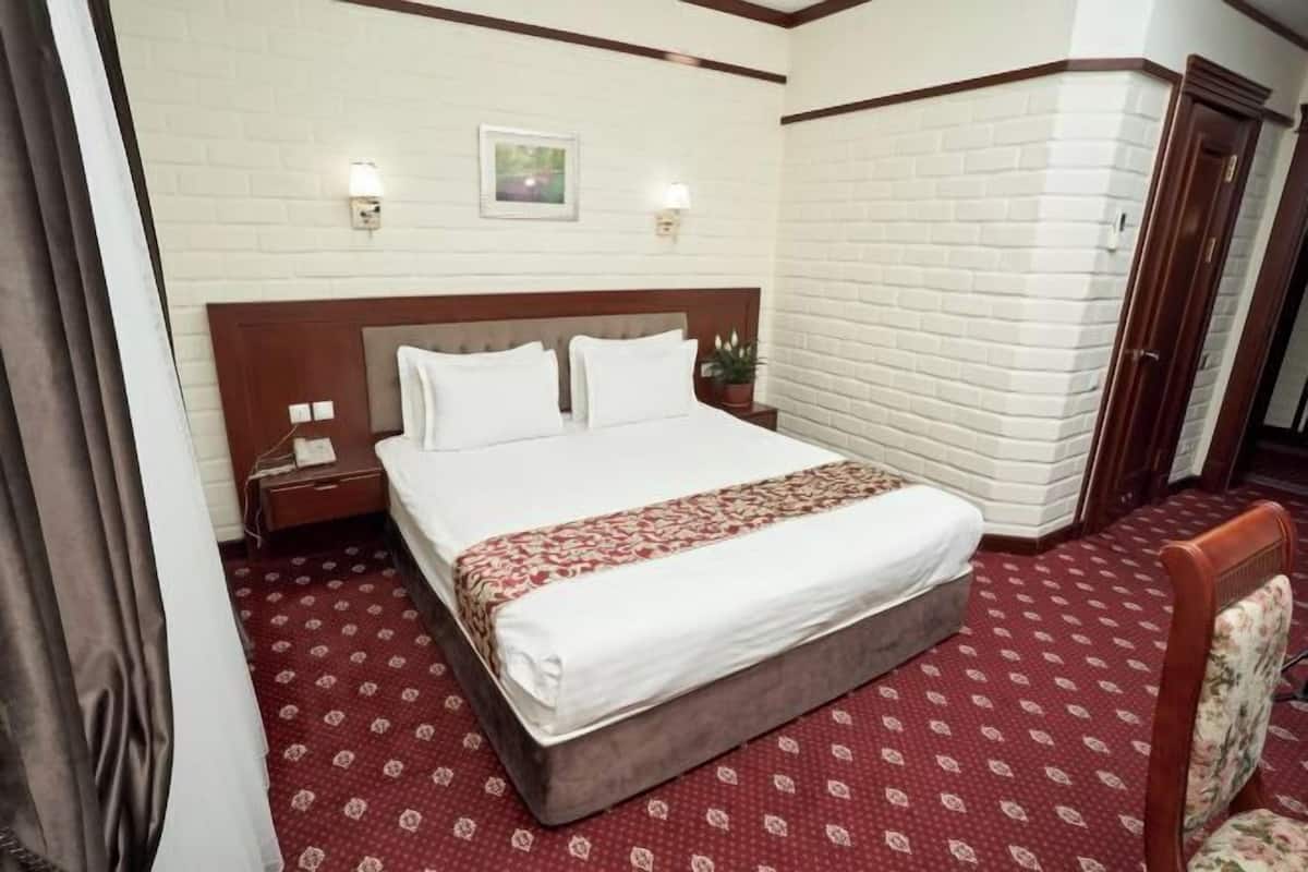 1 bedroom, premium bedding, in-room safe, desk
