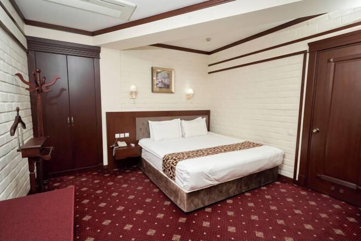 1 bedroom, premium bedding, in-room safe, desk