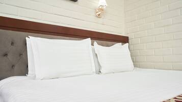 Suite de lujo, 1 cama de matrimonio grande | Ropa de cama de alta calidad, caja fuerte, escritorio y cortinas opacas