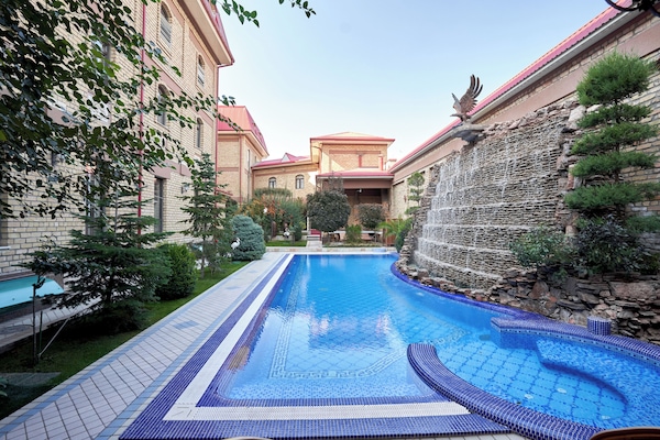 Una piscina al aire libre de temporada